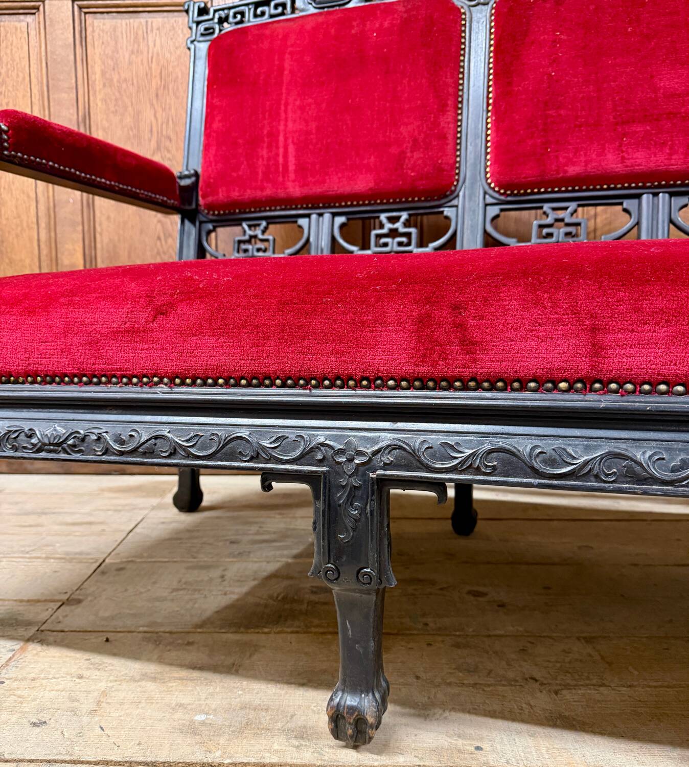 Large Japanese-style sofa in carved wood and red velvet, 19th century