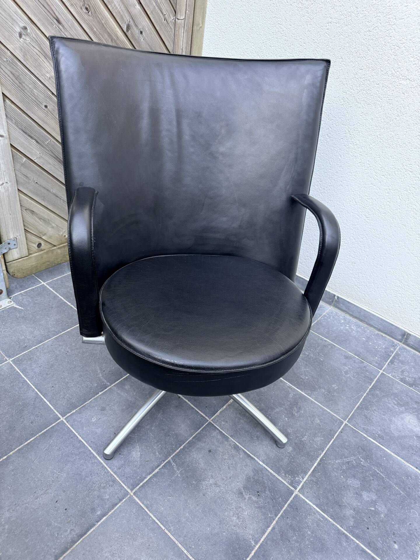 Swivel armchair EJ80B “Partner” – Erik Jørgensen – black leather