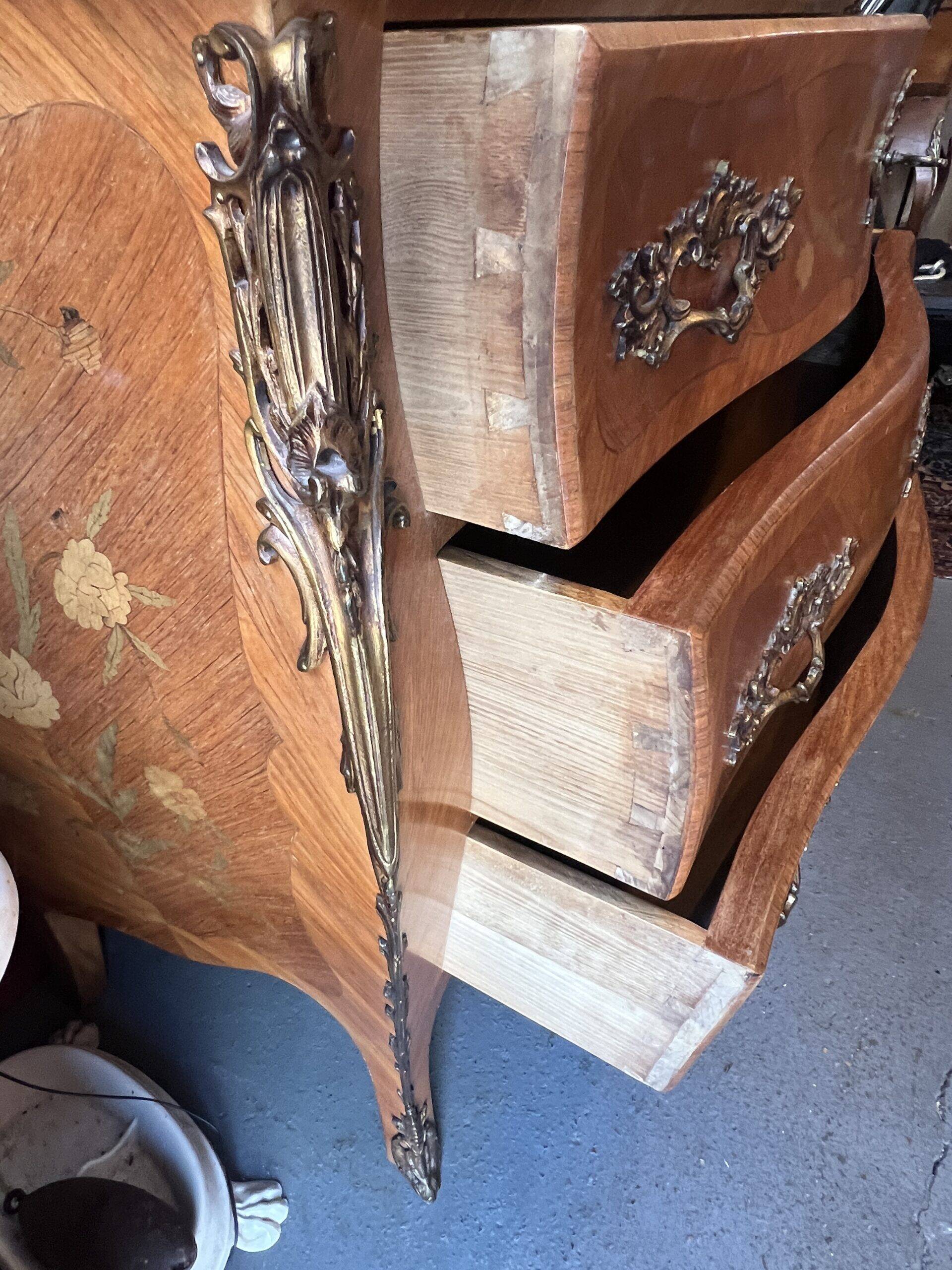 Louis XV style curved chest of drawers in veneer and marquetry, early 20th century