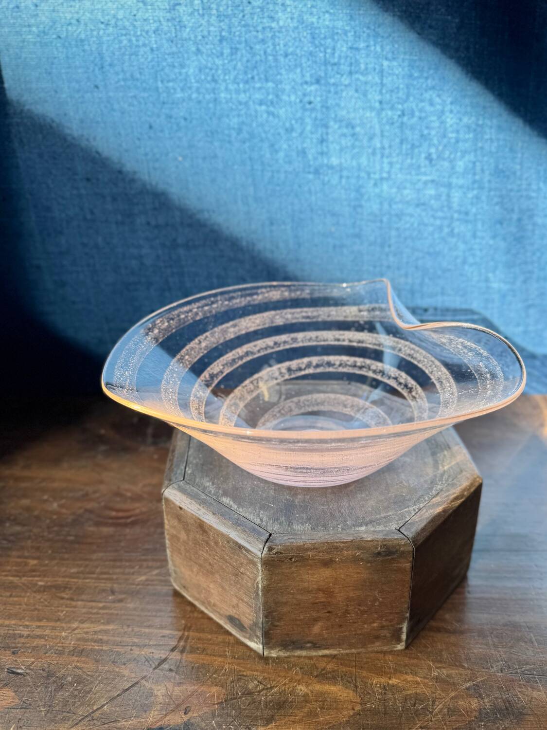 Coupe en verre de Murano rose pâle – design forme libre