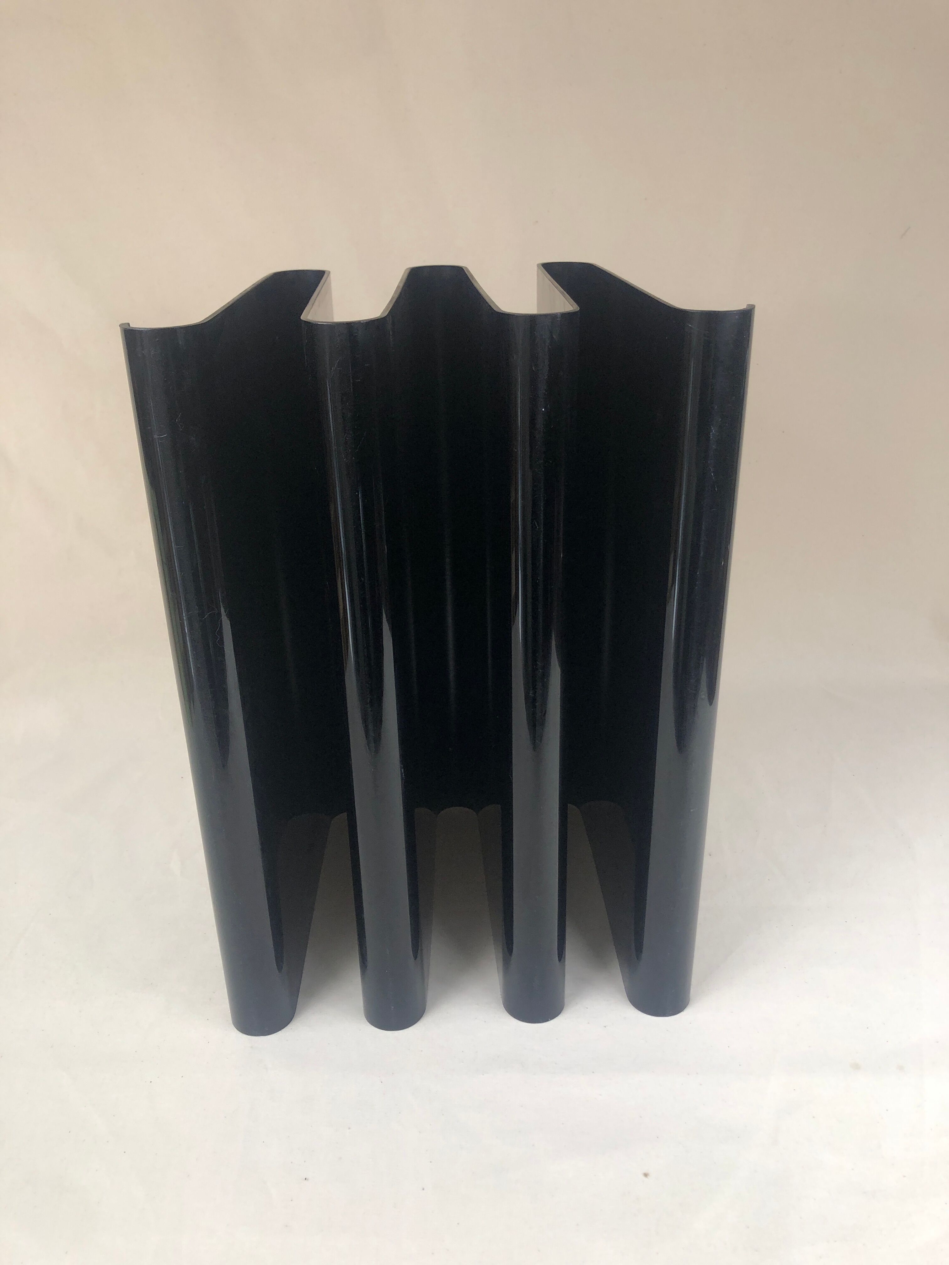 Vinyl door / black plexiglass magazine holder