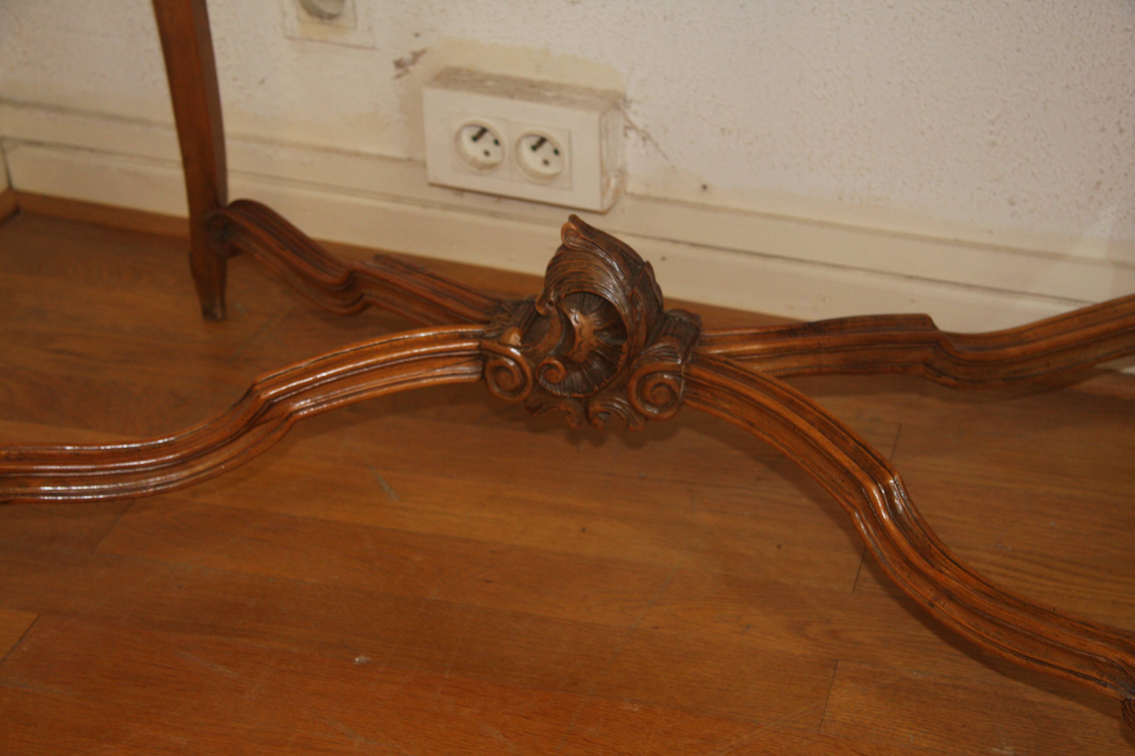 Table bureau et sa chaise de style Louis X.V. en noyer