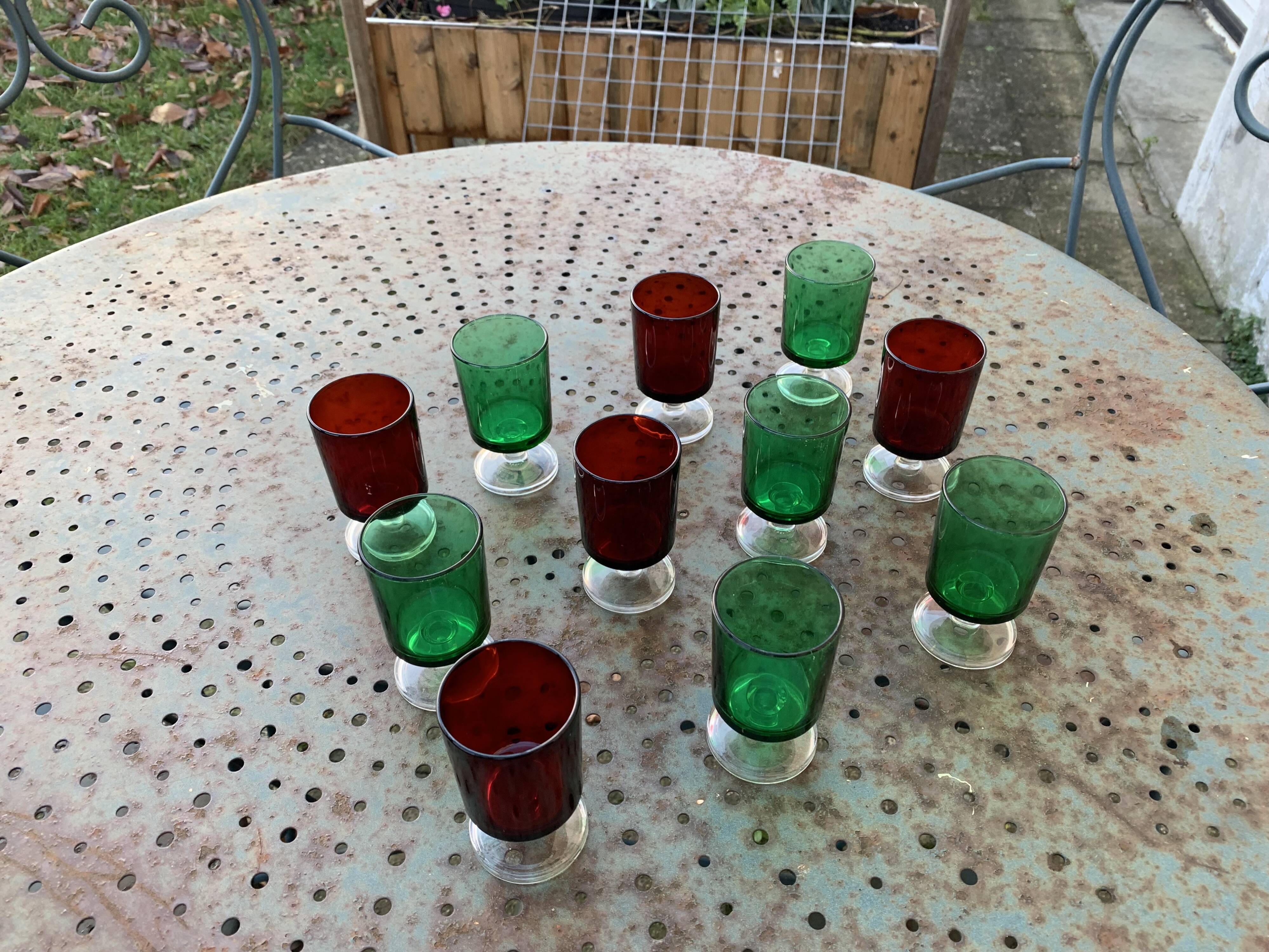 11 wine or aperitif glasses, 6 green and 5 red vintage 1970