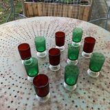 11 wine or aperitif glasses, 6 green and 5 red vintage 1970