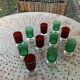 11 verres a vin ou aperitifs, 6 de couleur verte et 5 de couleur rouge vintage 1970
