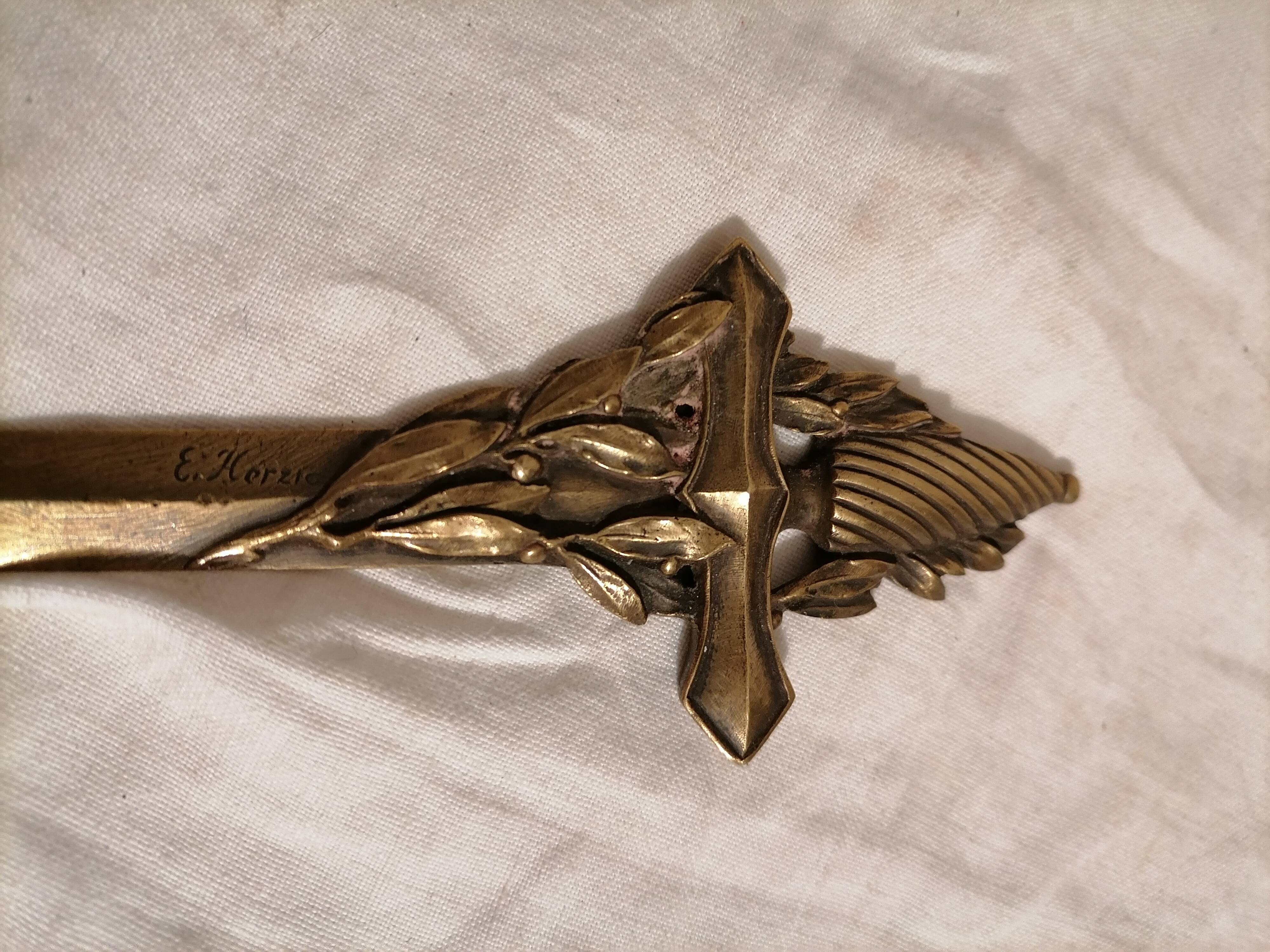 Former early XXeme bronze paper cut by E. Herzig