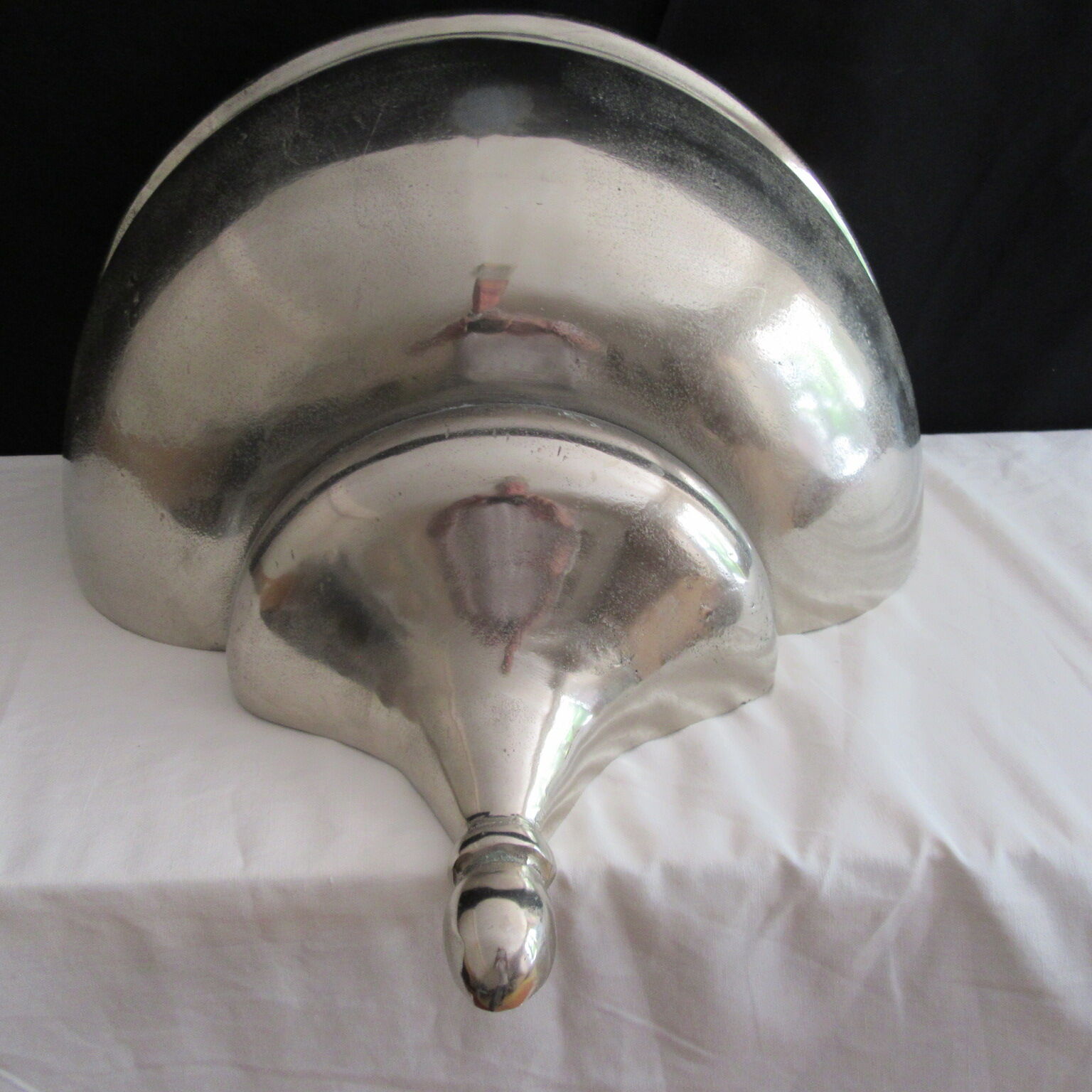 Modern aluminum cast-iron wall shelf