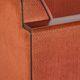 Fauteuil design Art Déco avec revêtement en tissu rouge et détails en bois