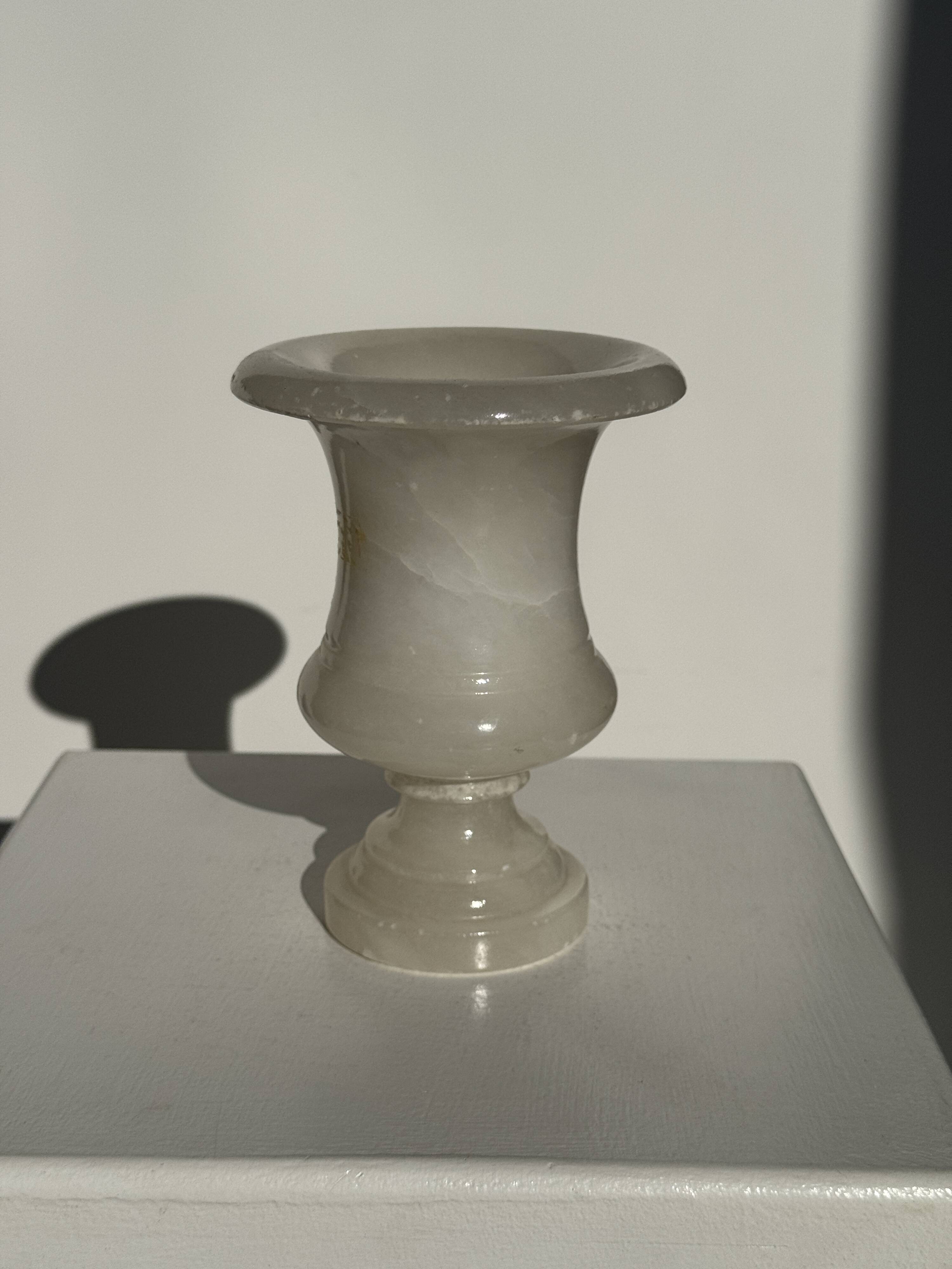 Small Médicis vase in alabaster H15.5 D11