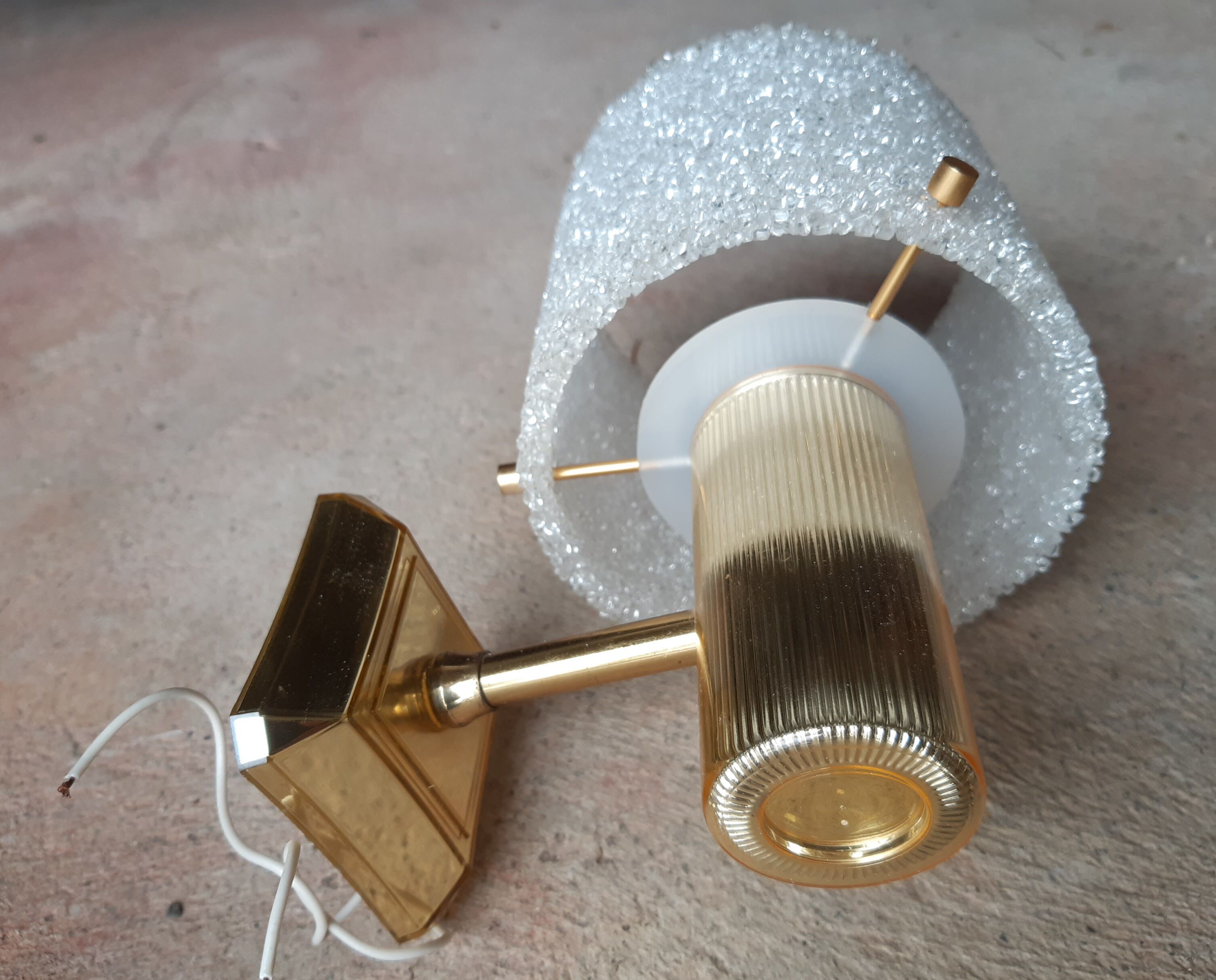 Paire d'appliques métal doré et plexiglas givré, vintage 60s