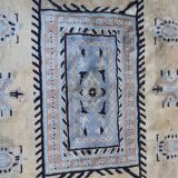 Tapis d' orient, ancien, fait main. Dominance bois de rose.