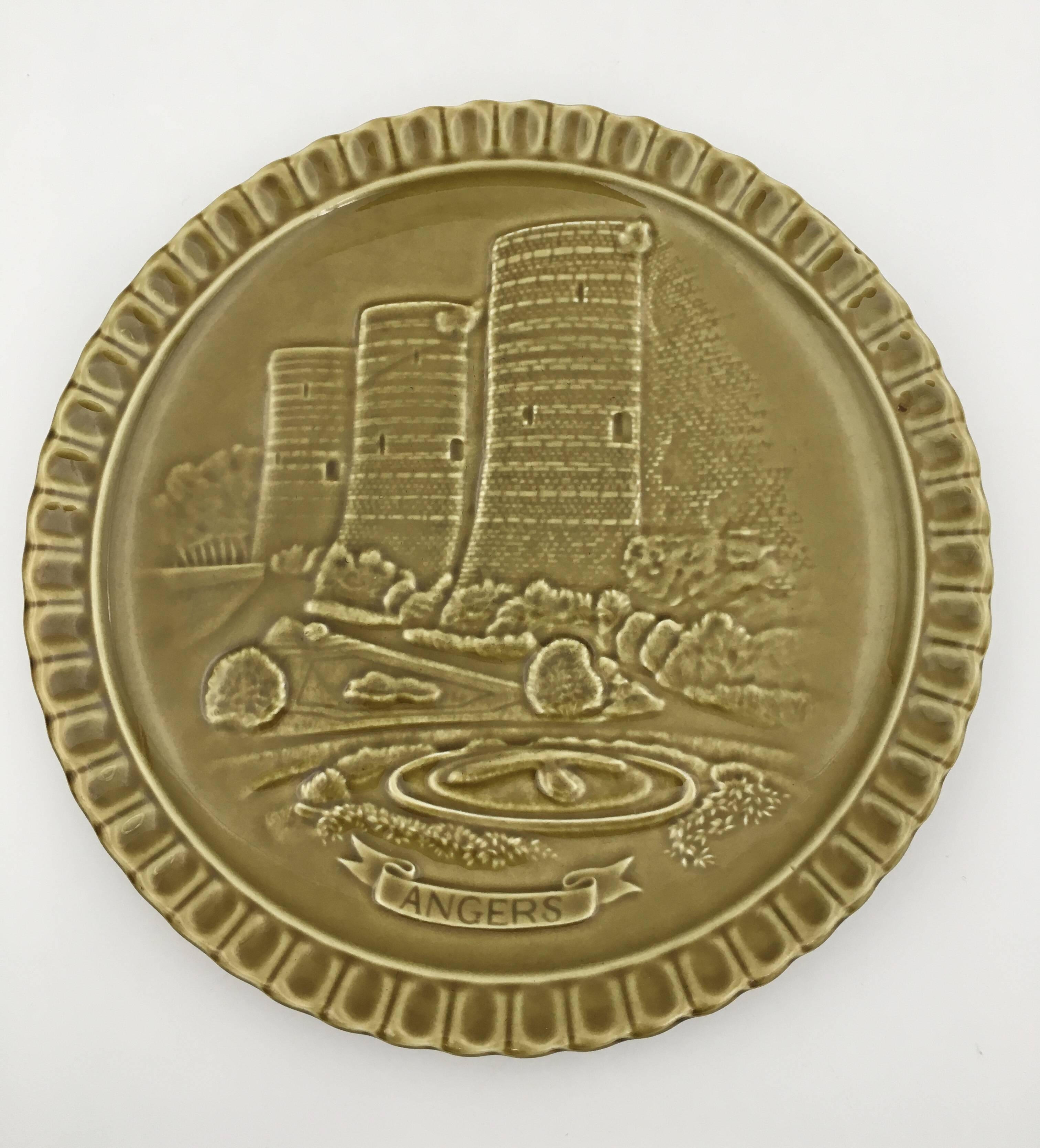 Gien earthenware plates “Châteaux de la Loire” – 1970s