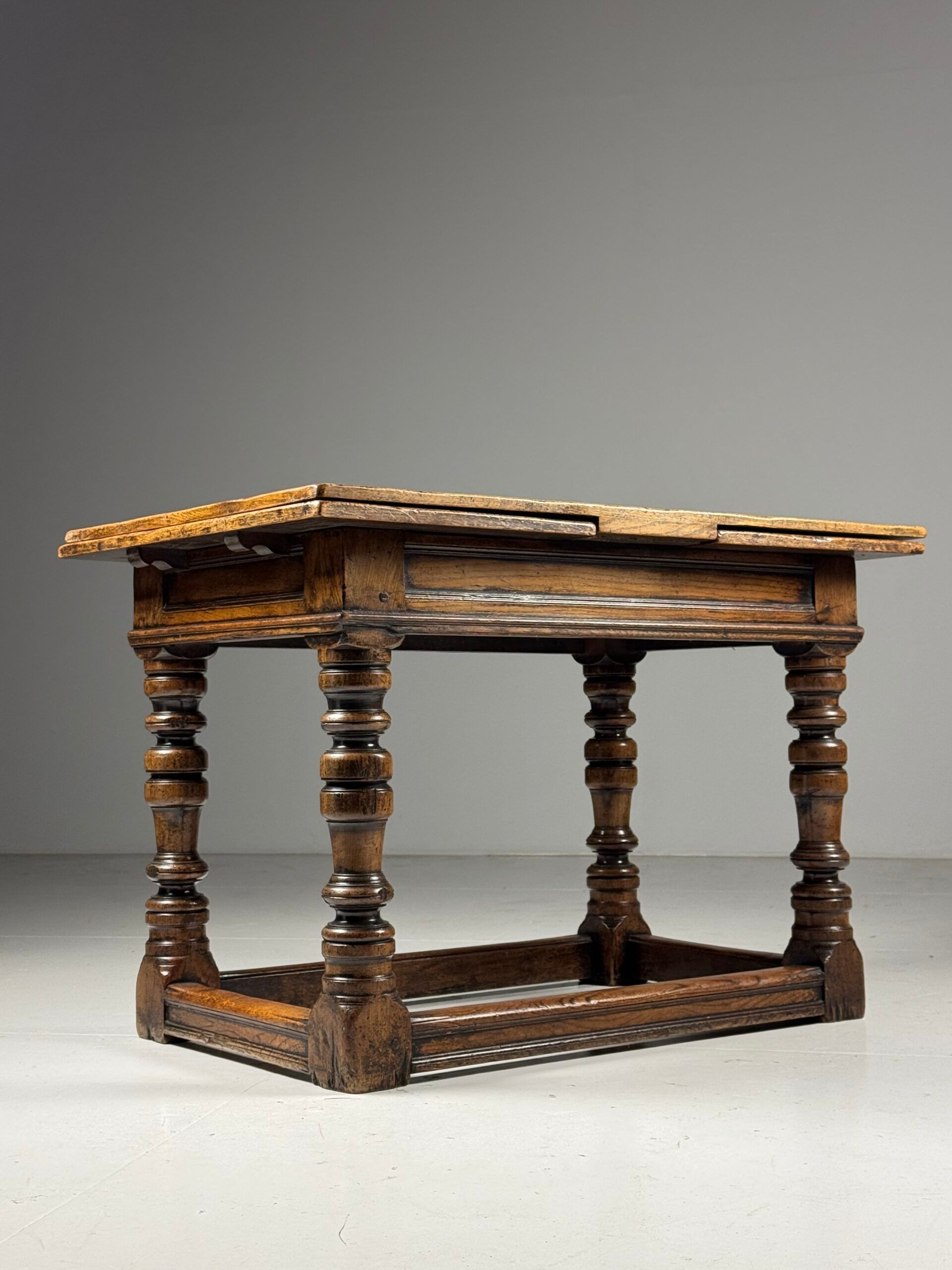 English extendable table ca. 1700
