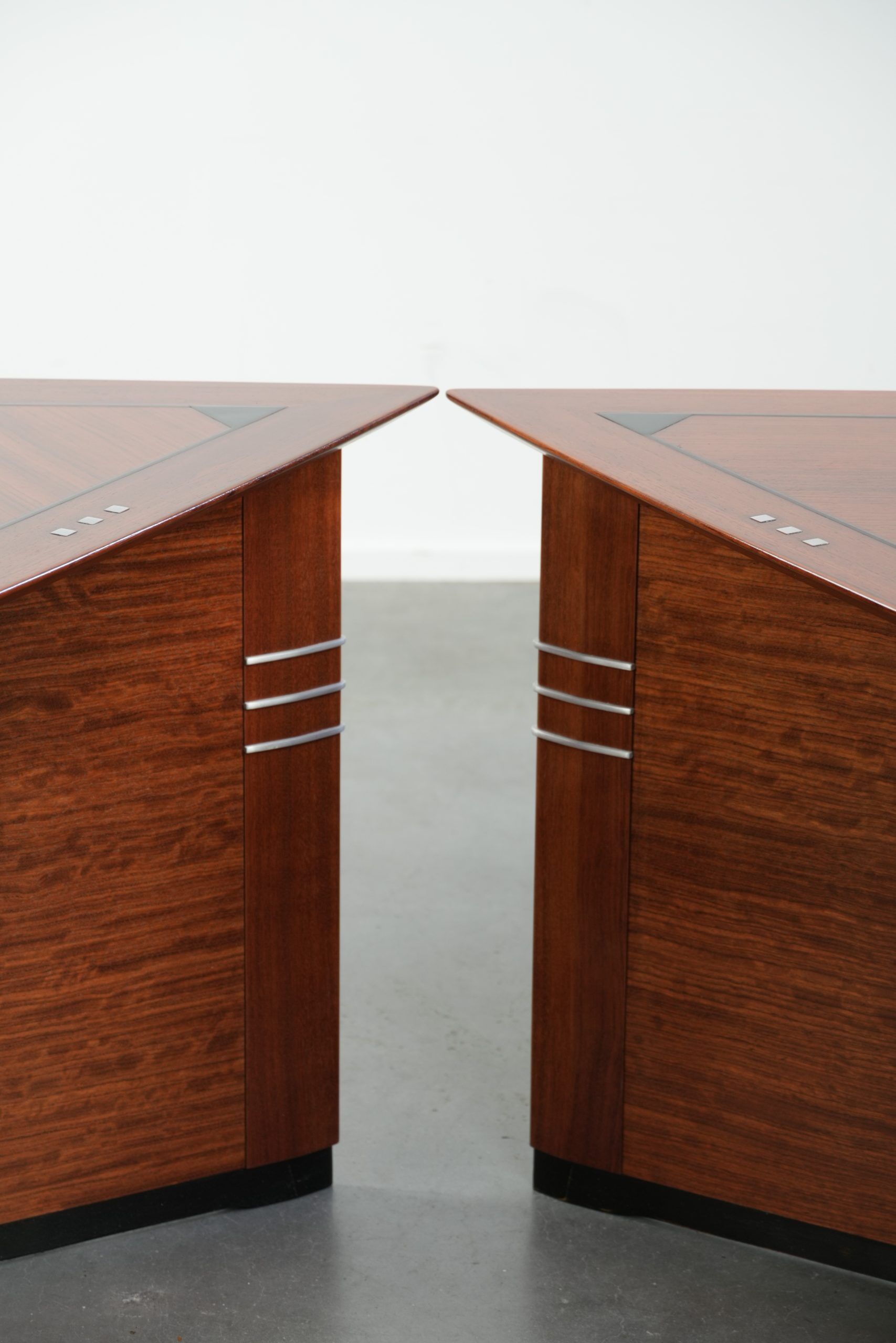 Ensemble de luxe de 2 tables d'appoint/à café en forme de triangle au design Art Déco.