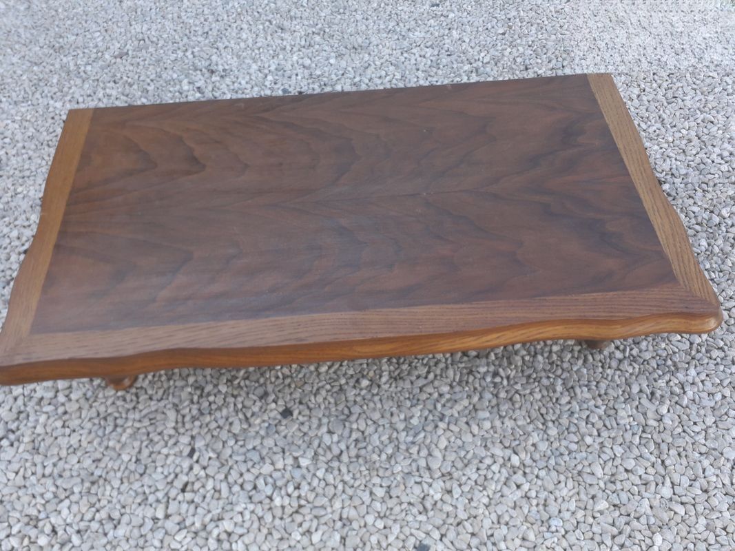 Solid wood coffee table with 4 legs