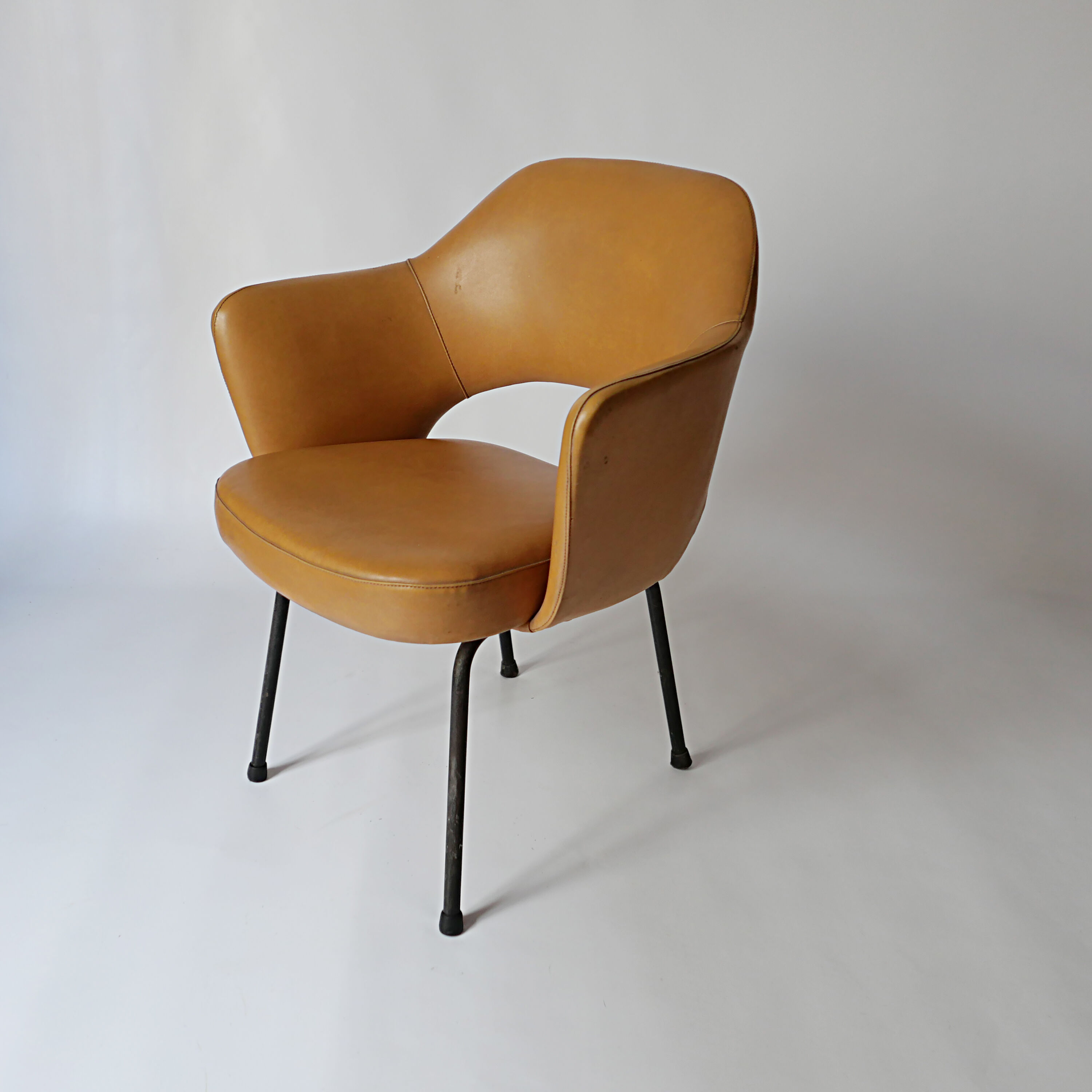 Conference chair Eero Saarinen Knoll 1960
