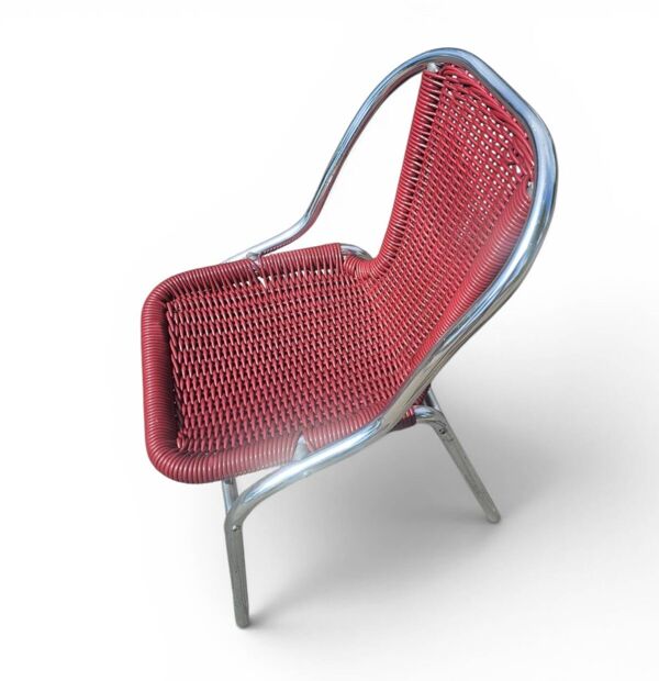 6 chaises en aluminium rouge pour intérieur/extérieur avec tissage synthétique (aspect osier/rattan) des années 1980