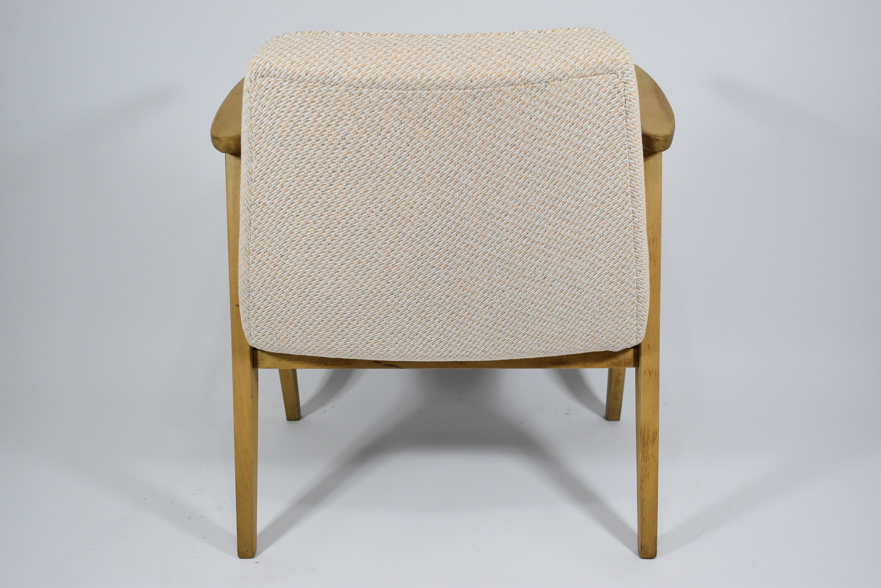 Fauteuil original 366 designer J.Chierowski années 1960, beige, bois de chêne