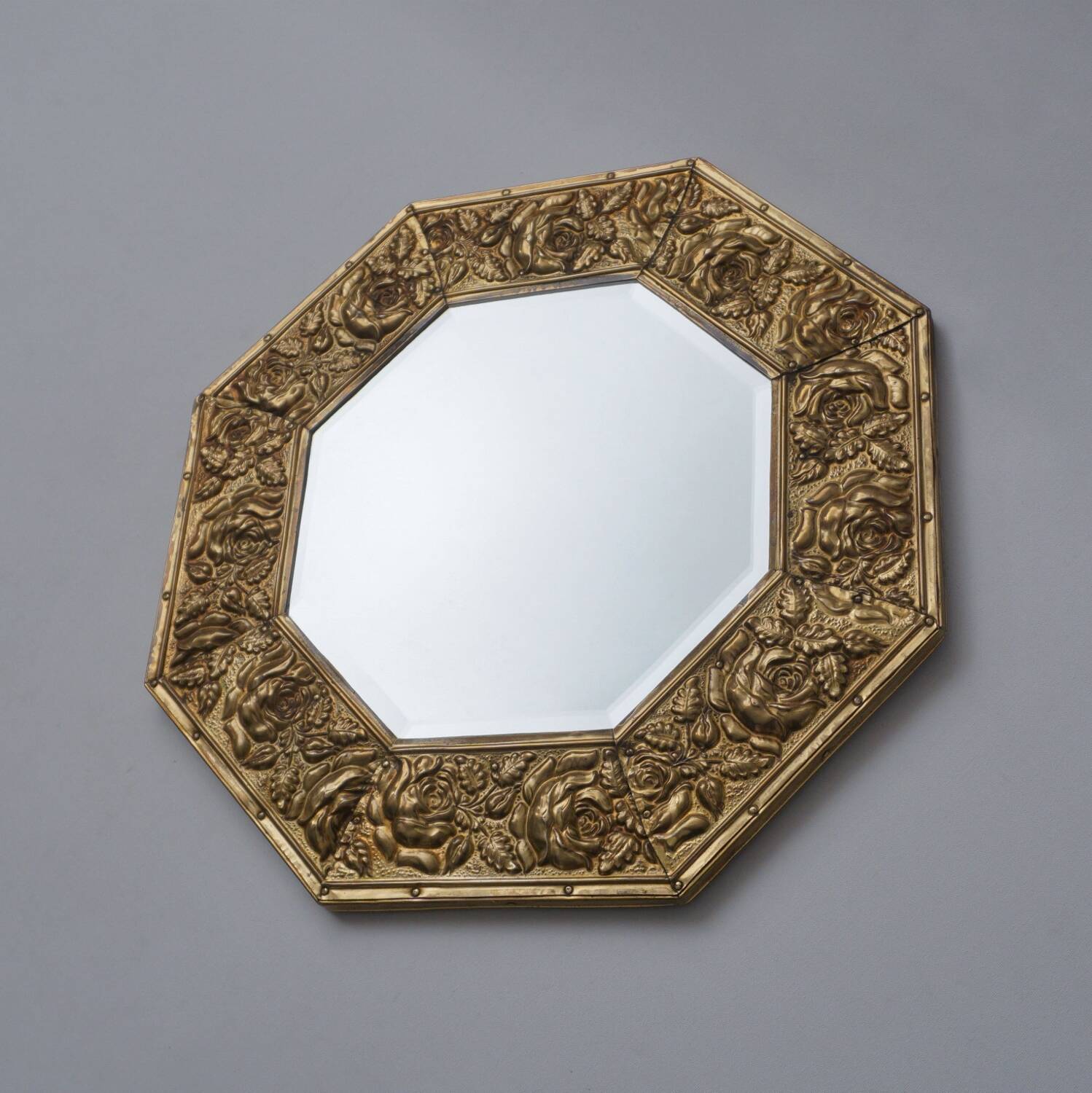 Miroir octogonal antique Arts & Crafts en laiton gaufré à fleurs des années 1920