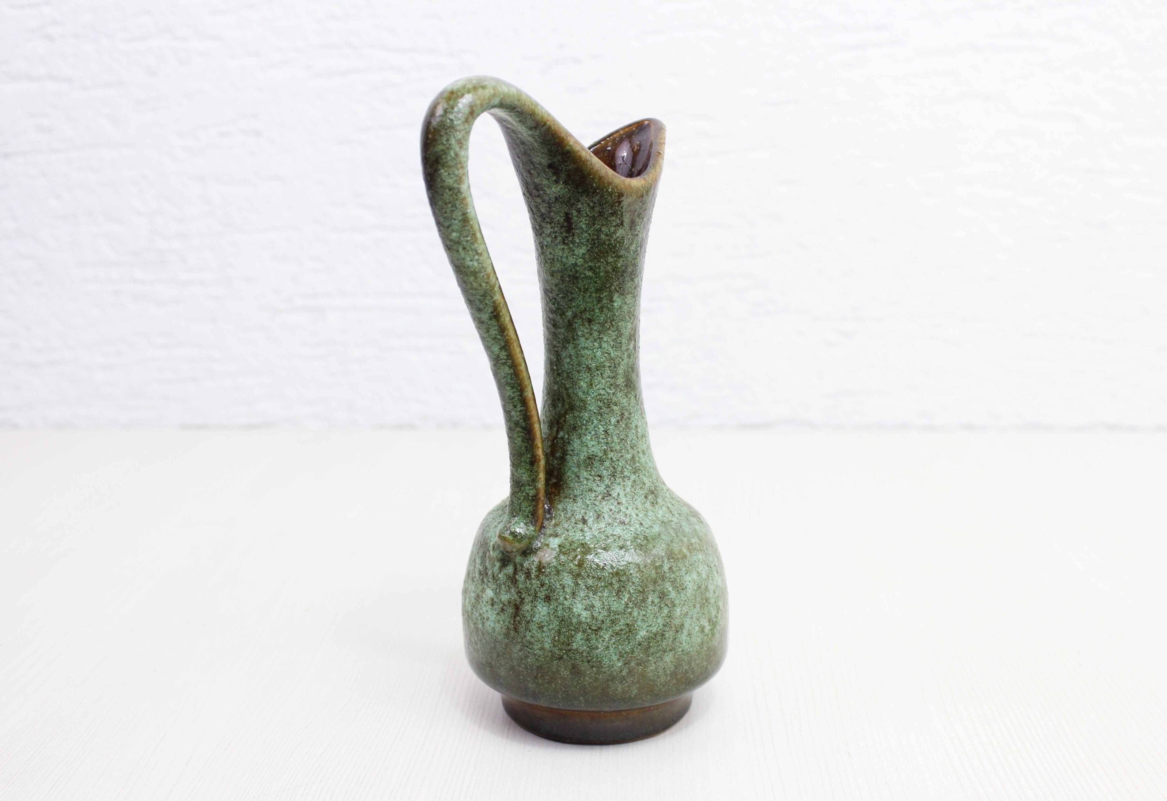 WG pitcher vase 1970