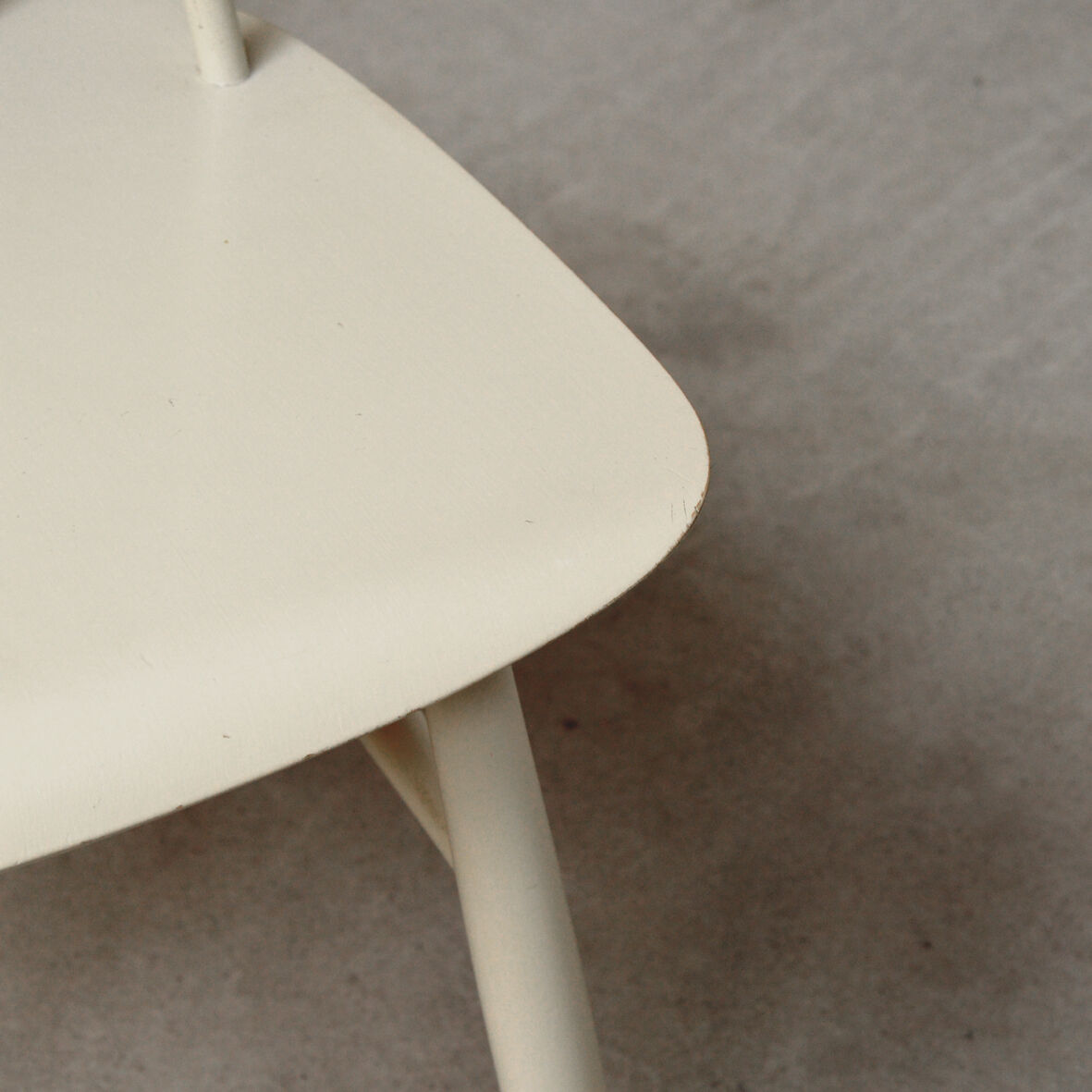 Série de 4 chaises blanches à barreaux 1960