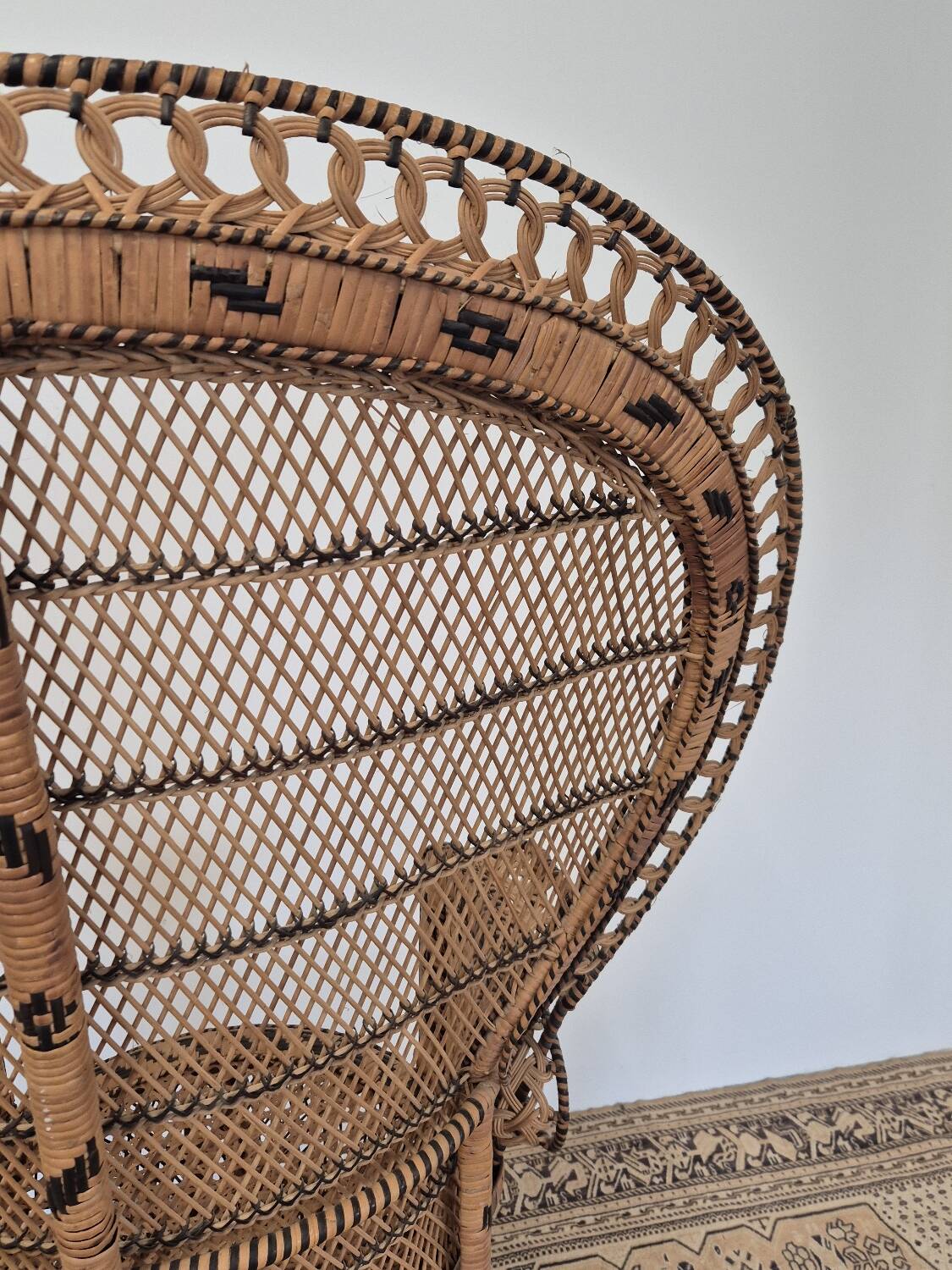 Fauteuil Emmanuelle "Peacock" vintage en rotin