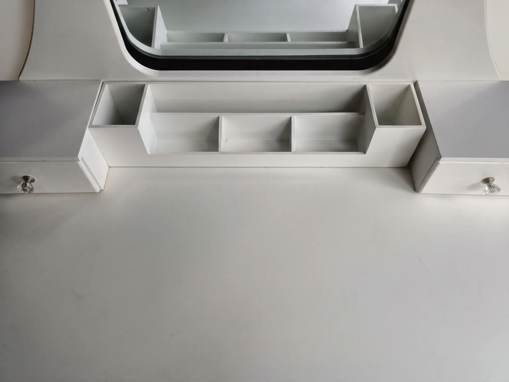 Coiffeuse vintage blanche avec tabouret et miroir