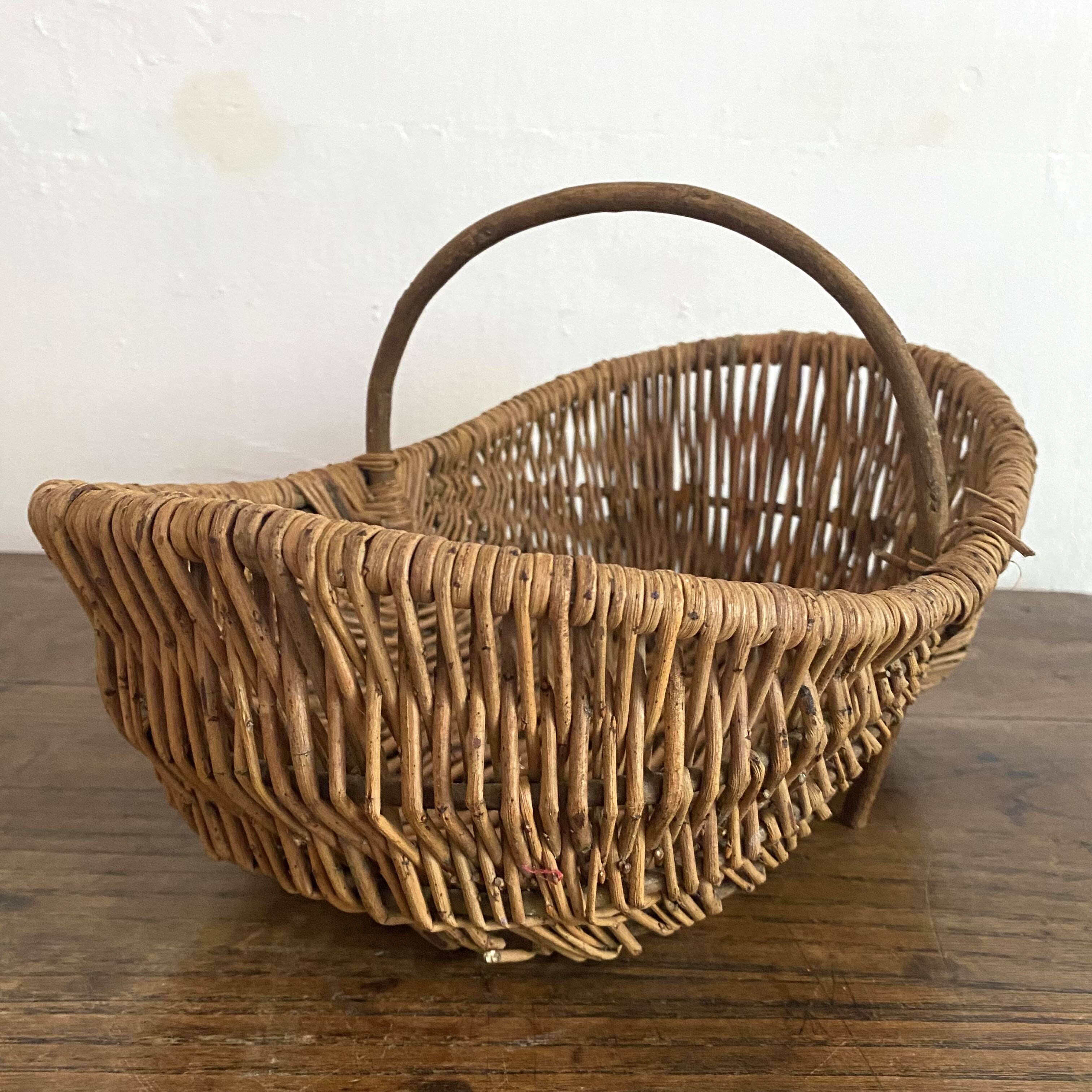Small basket in woven wicker and hazelnut