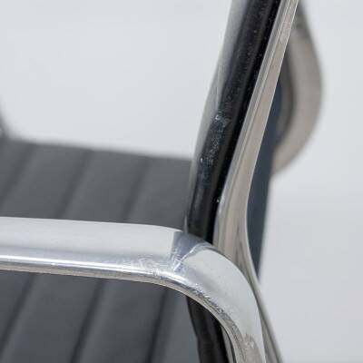 Vitra Aluminum Chair EA 118