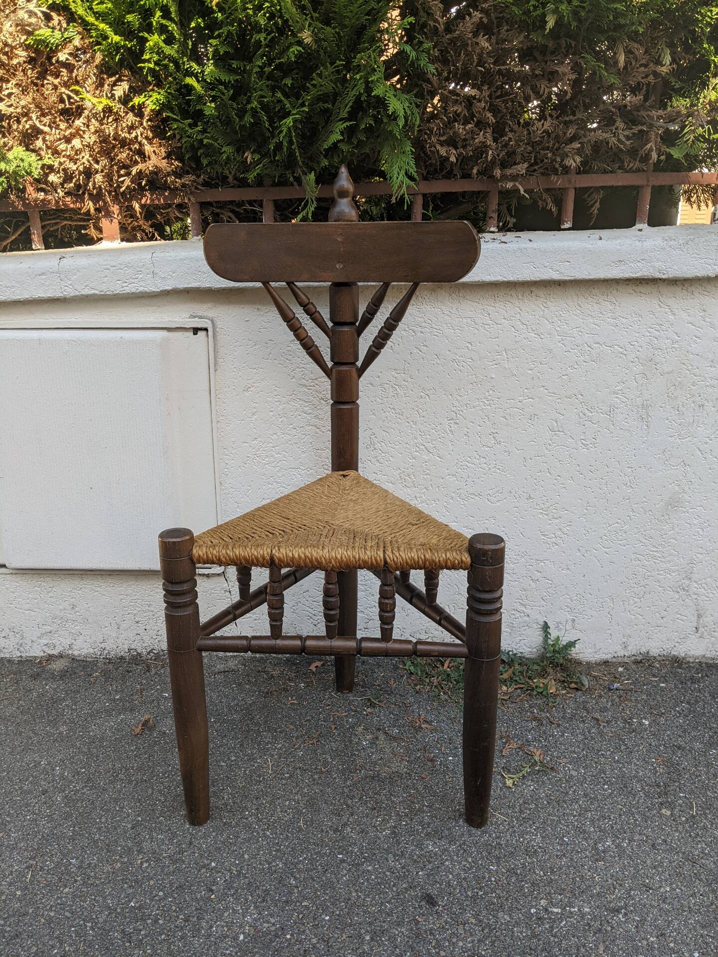 19th-century tripod corner chair, turned wood, Dutch rush.