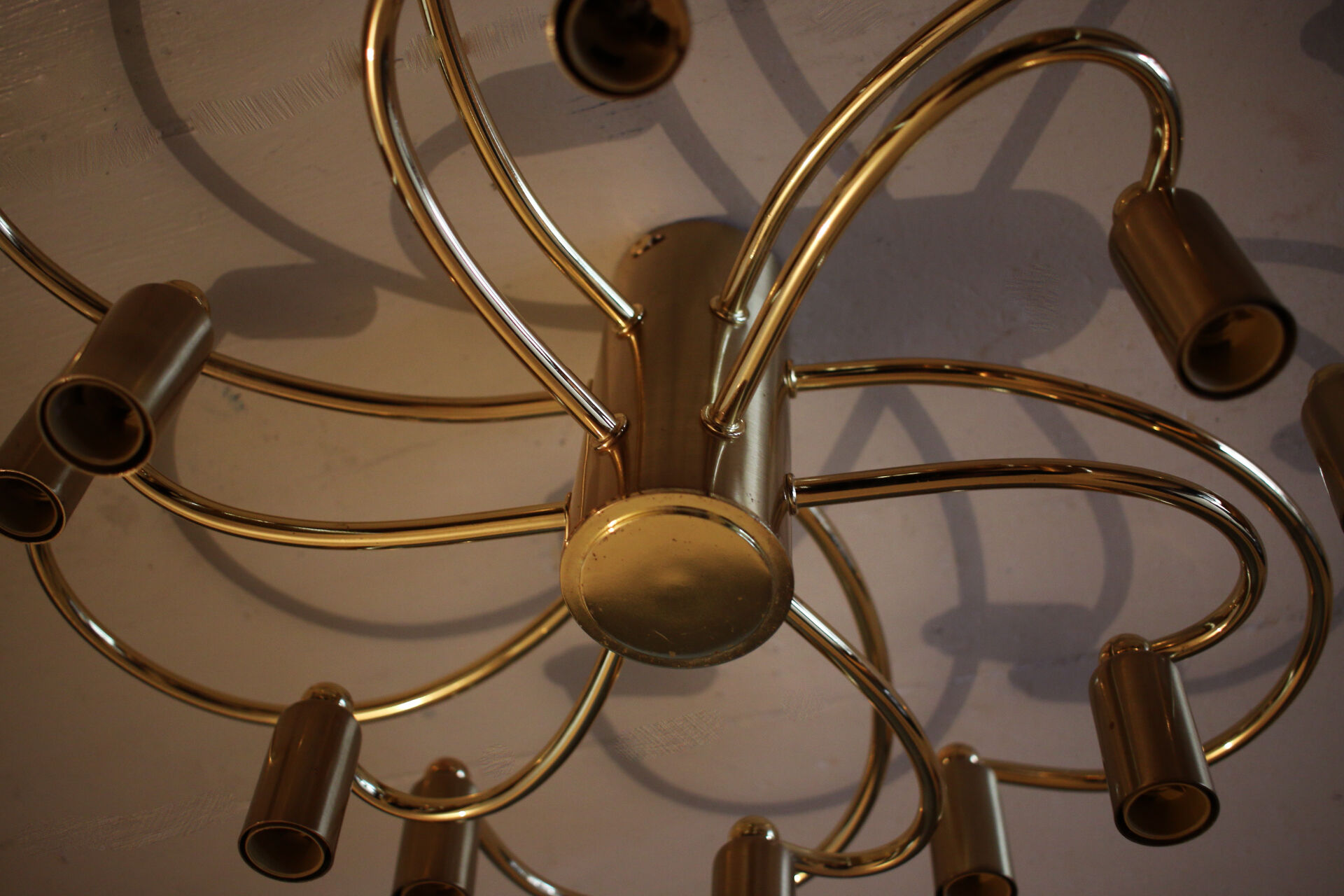 Mid century two-tier brass spiral 12 light chandelier by Helestra, 1970