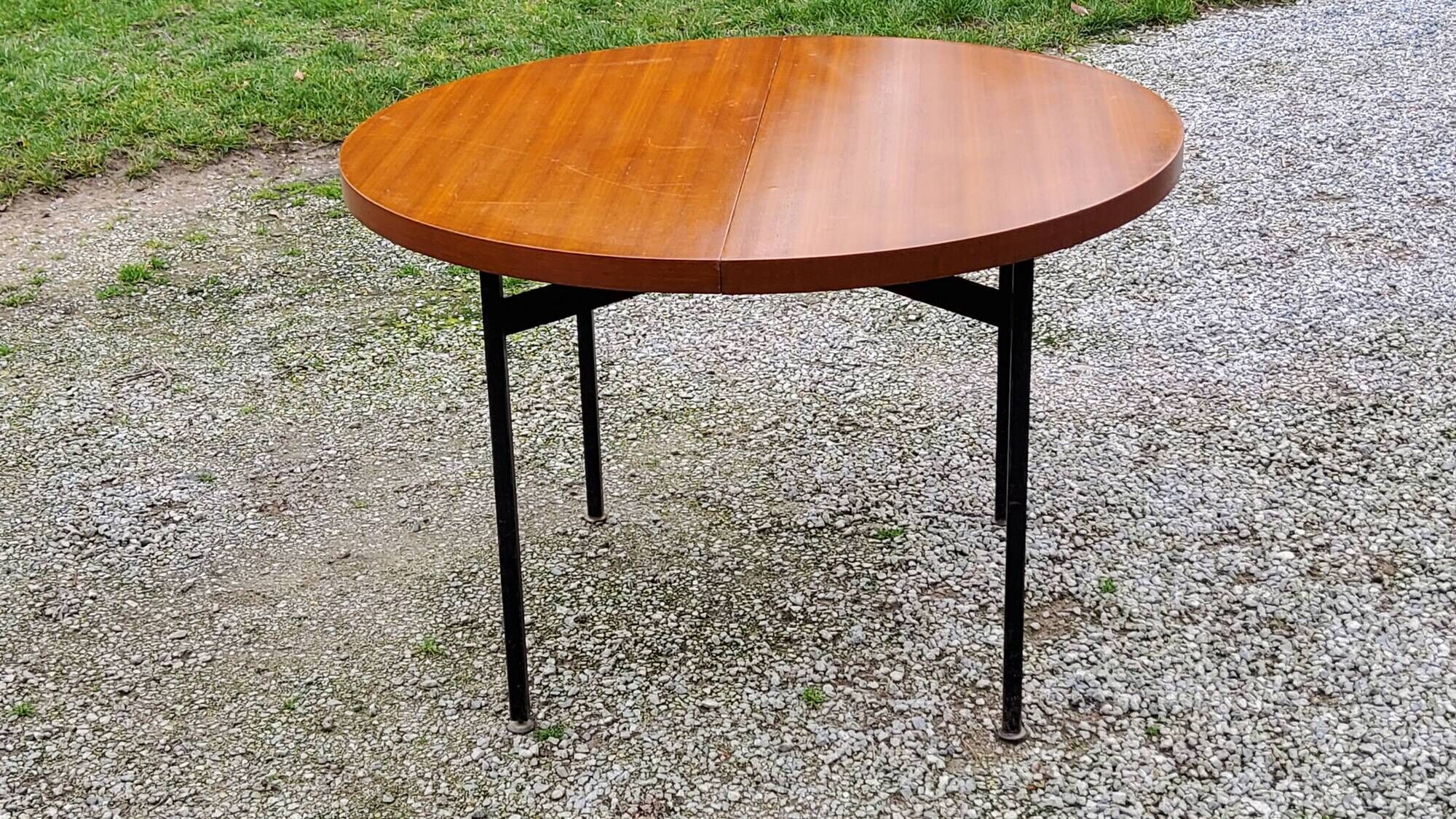 Vintage round table in blond mahogany by Gérard Guermonprez Editor Magnani, metal base