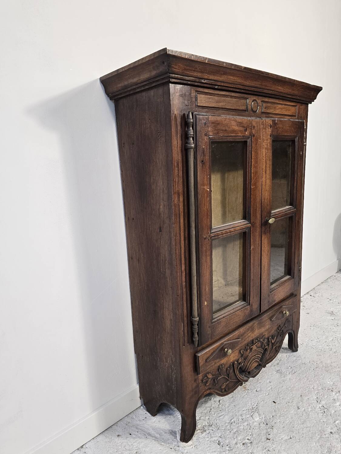 Glass-fronted walnut cabinet – 18th century – Verriau