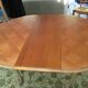 Table extensible et 4 chaises paillées, en merisier