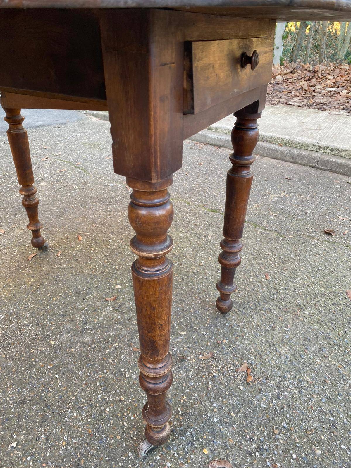 Oval extendable table with leaves Louis Philippe in solid wood, 19th century, with drawer.