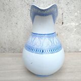 Broc a eau en porcelaine