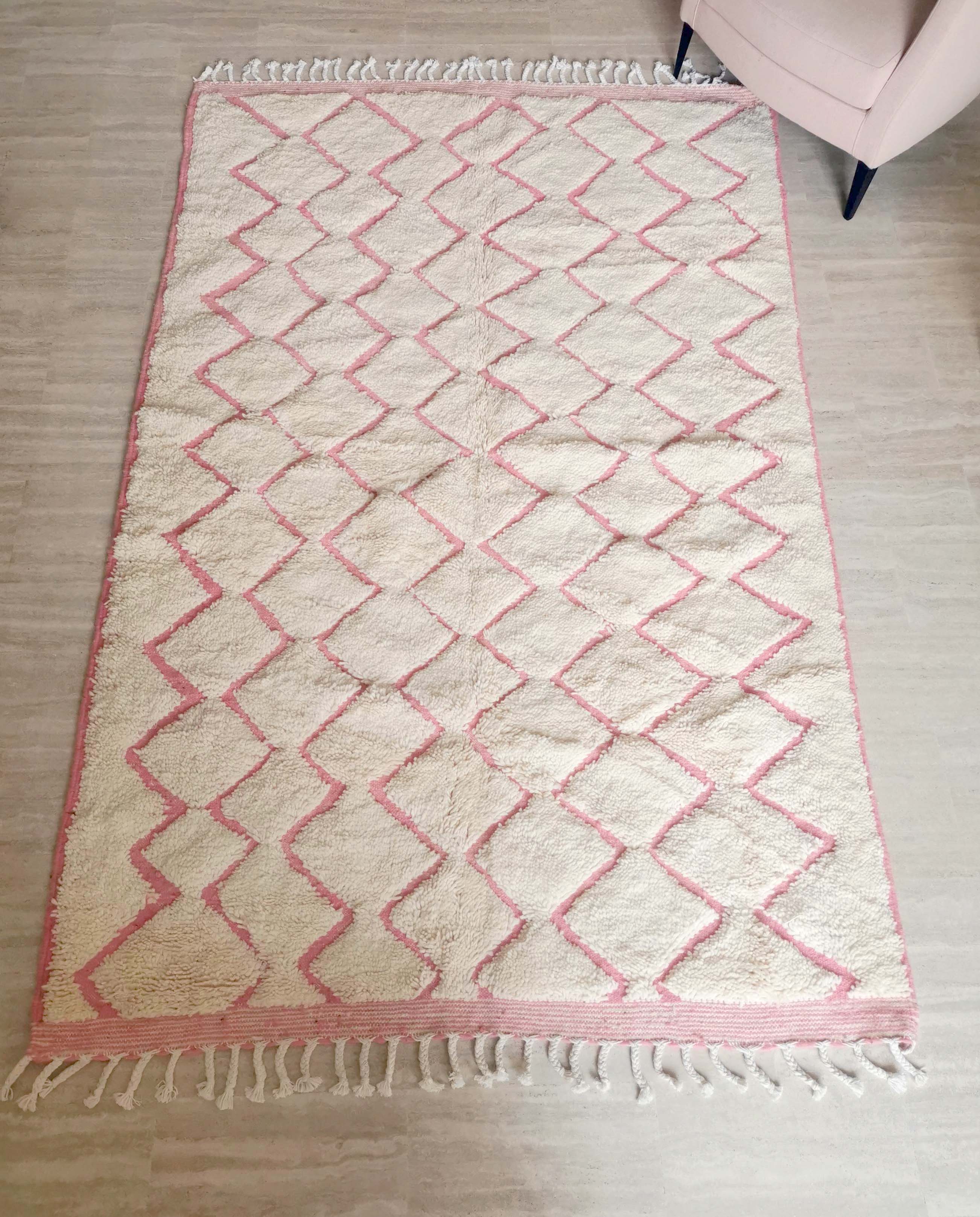 Tapis berbère béni ouarain à losanges rose et blanc