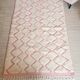Tapis berbère béni ouarain à losanges rose et blanc