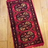 Handmade persian rug in pure virgin wool from the mid-20th century.