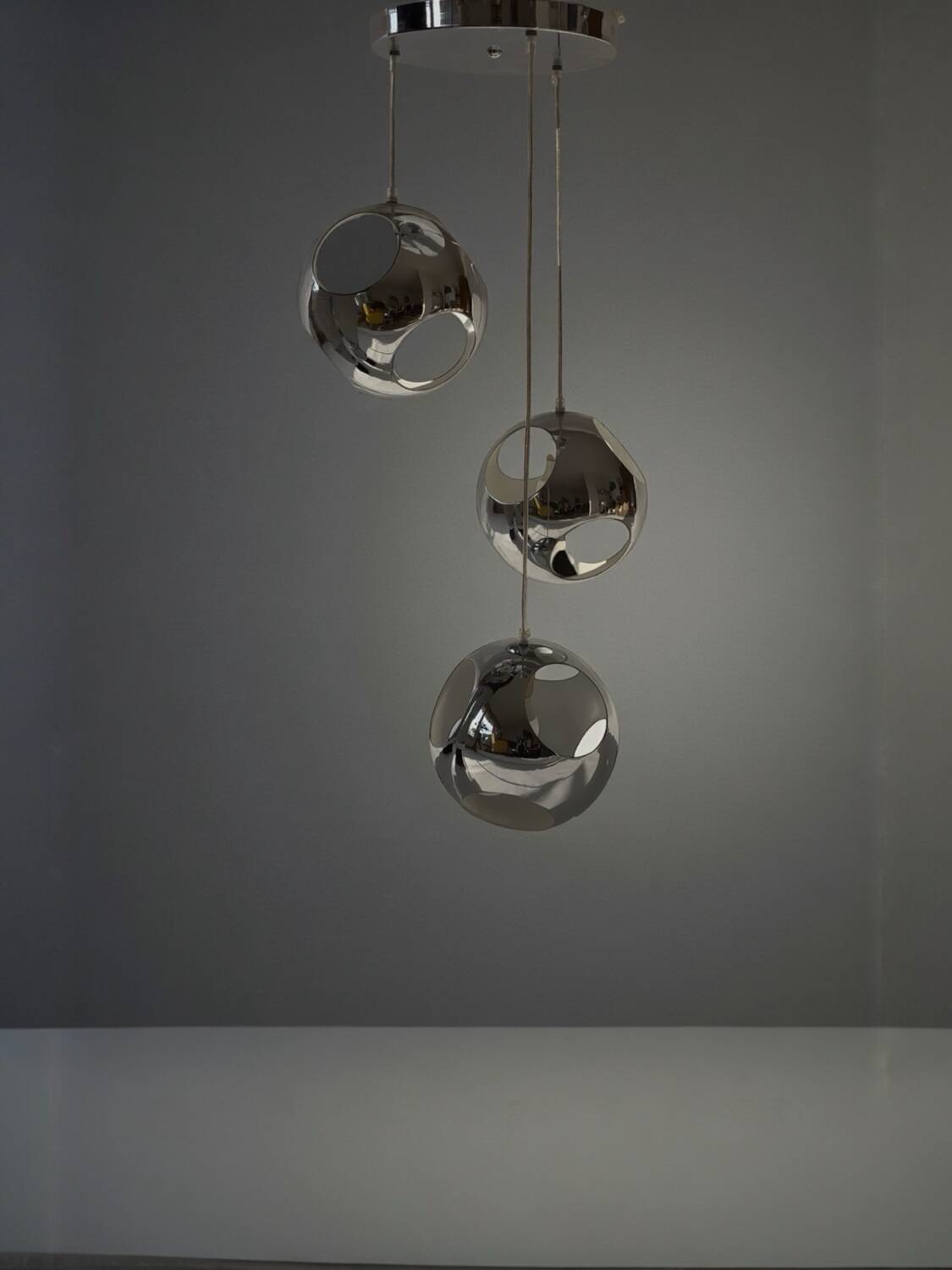 Suspension chrome metal eyeball