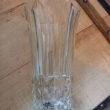 Vase en verre taillé transparent