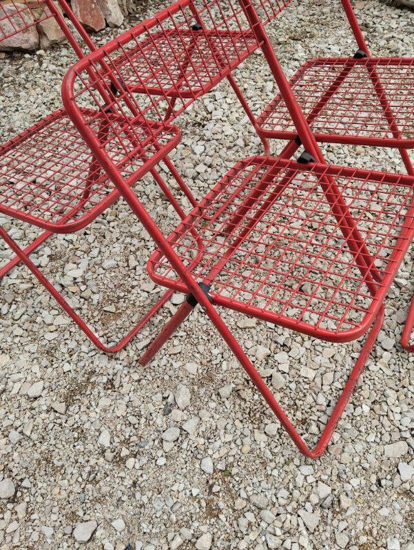 Set of 5 vintage red metal mesh folding chairs, Ted Net style.
