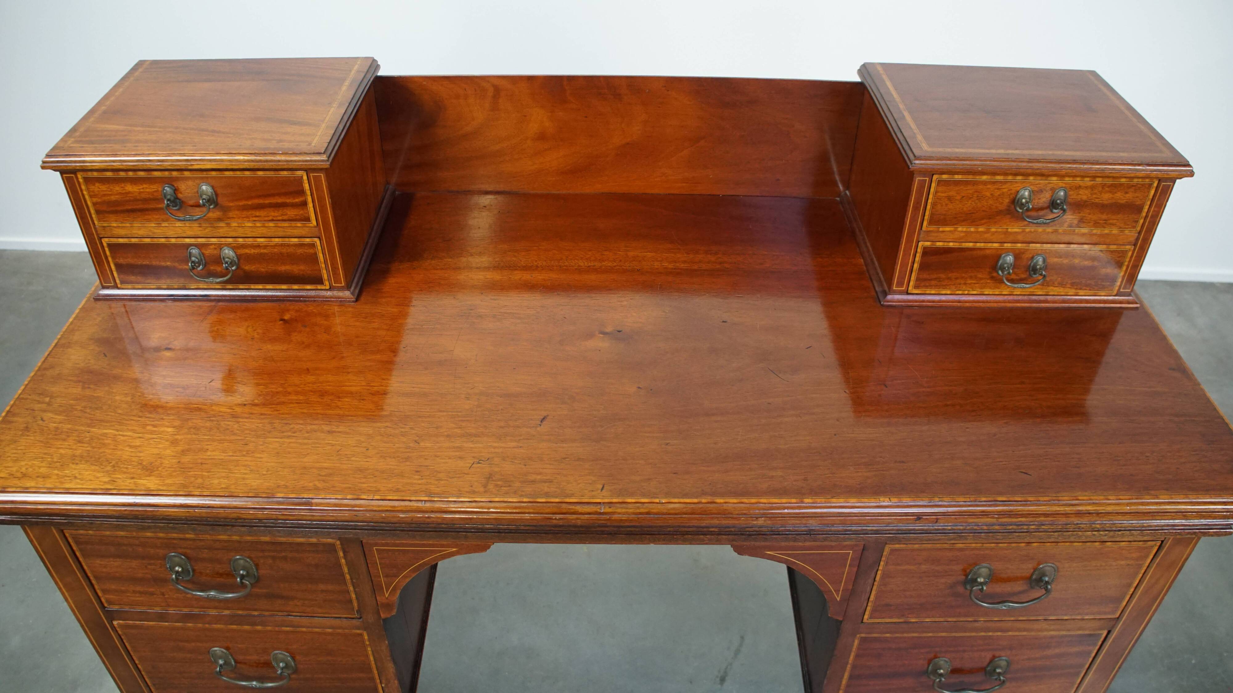 Bureau anglais de style Empire avec marqueterie de bois, XIXe siècle