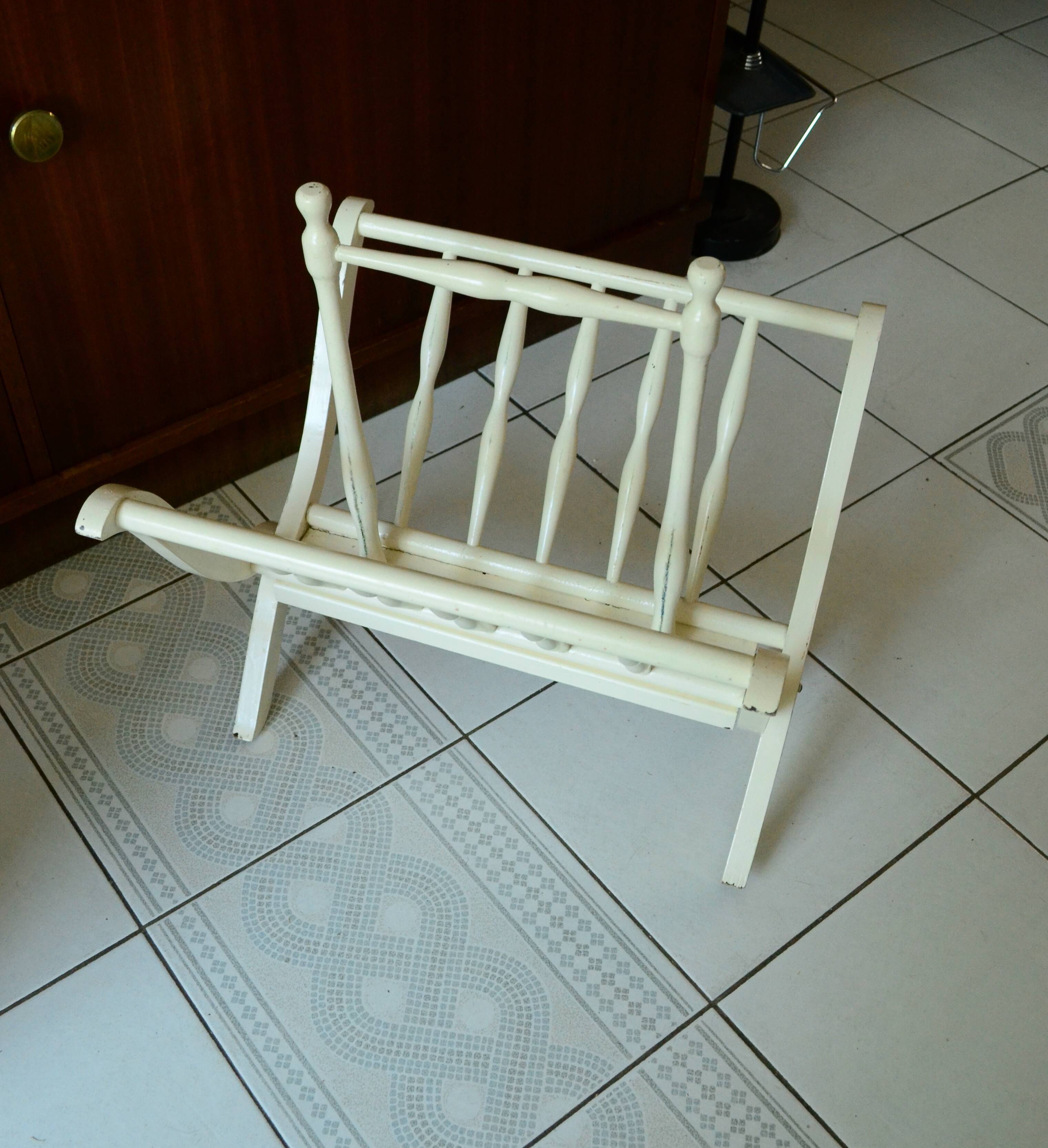 Folding magazine rack in vintage white wood