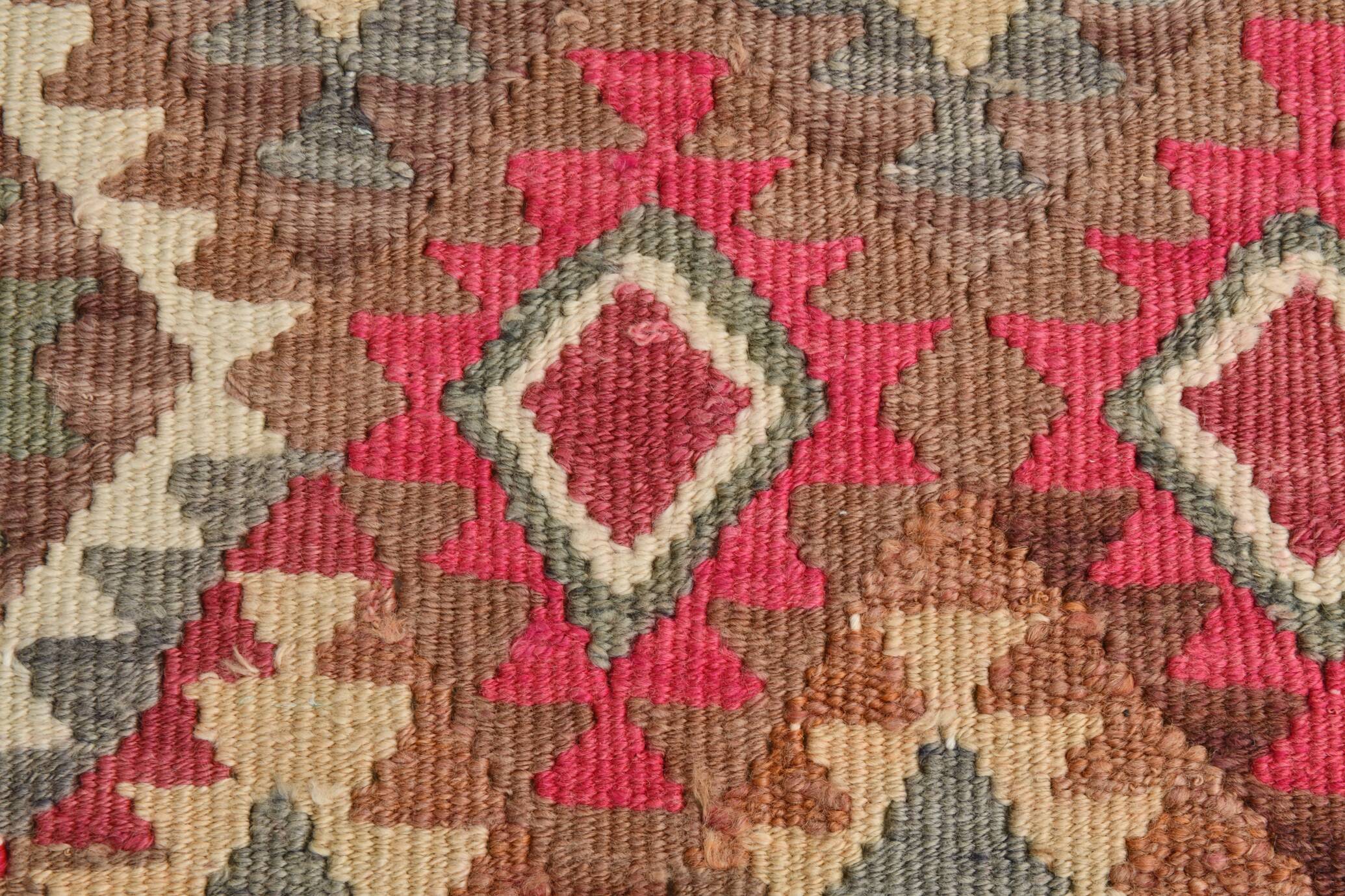 Tapis runner vintage kilim, tons rouges et beiges, motifs géométriques