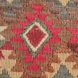 Tapis runner vintage kilim, tons rouges et beiges, motifs géométriques