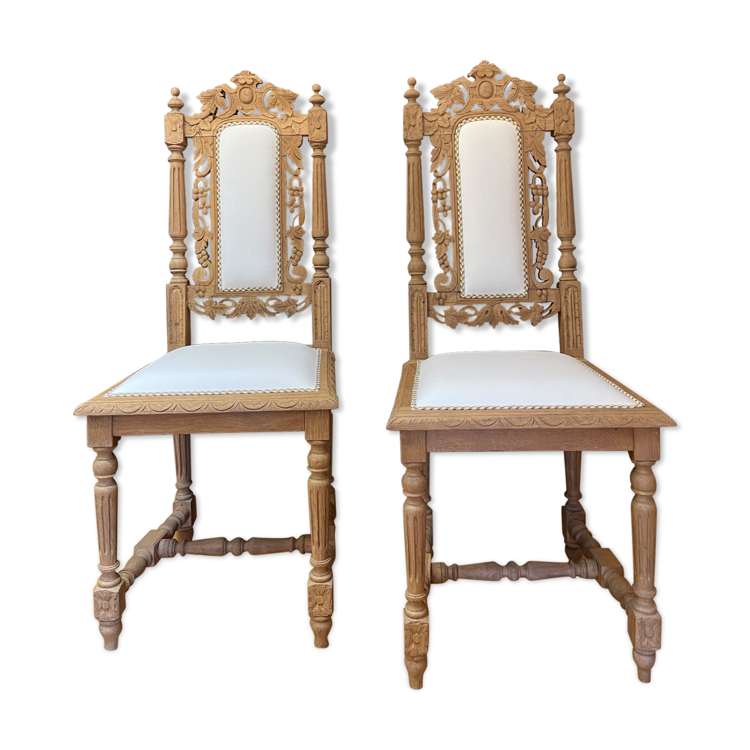 Set of 2 wooden chairs