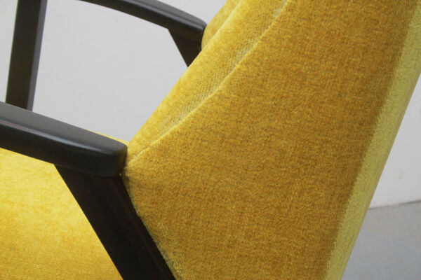 Fauteuil des années 1950 en velours jaune, entièrement restauré