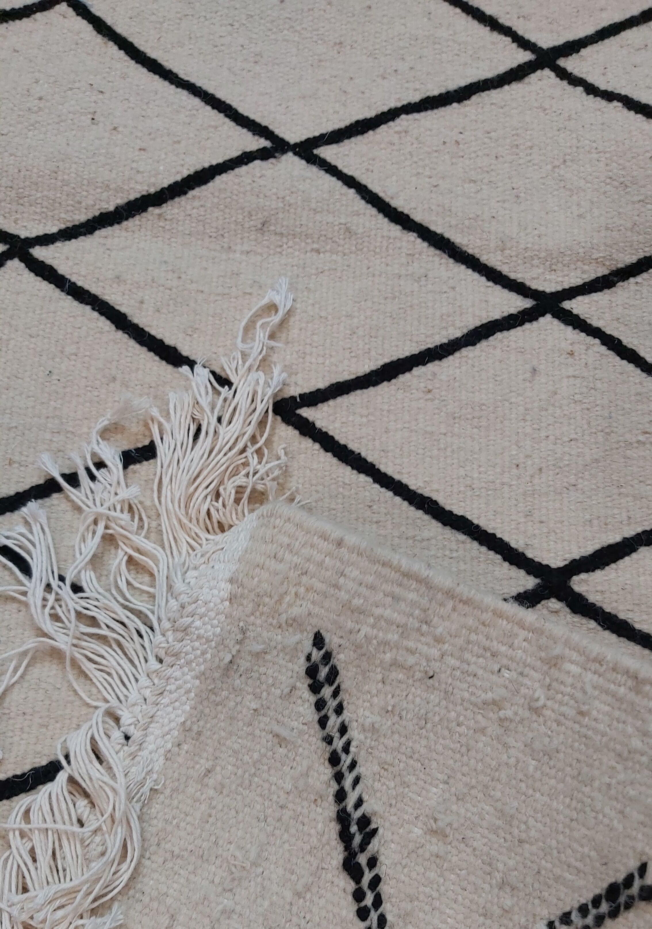 Traditional Berber beige and black carpet - 142x70cm