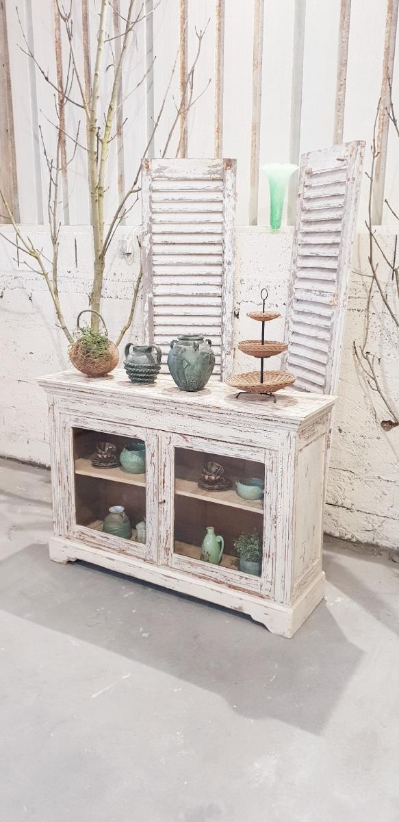 Buffe- vintage showcase